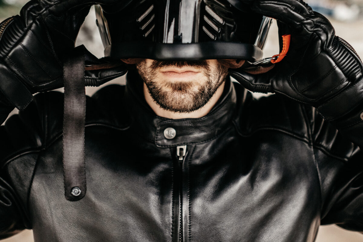 motard avec casque