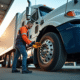 Camion de transport au service avec inspection des pneus