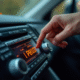 Main appuyant sur le code de securite sur un affichage de voiture