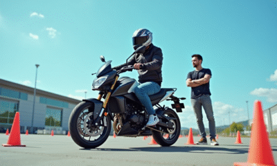 Jeune adulte passant l'examen pratique du permis moto 125cc dans un centre moderne