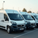 Plusieurs fourgons commerciaux dont un Peugeot Boxer en extérieur