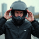 Homme en moto avec casque antifog en ville