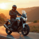 Homme confiant sur une moto de tourisme en campagne