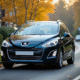 Voiture Peugeot 308 ancienne stationnee en ville