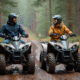 Deux motards en quad dans la forêt, ambiance offroad